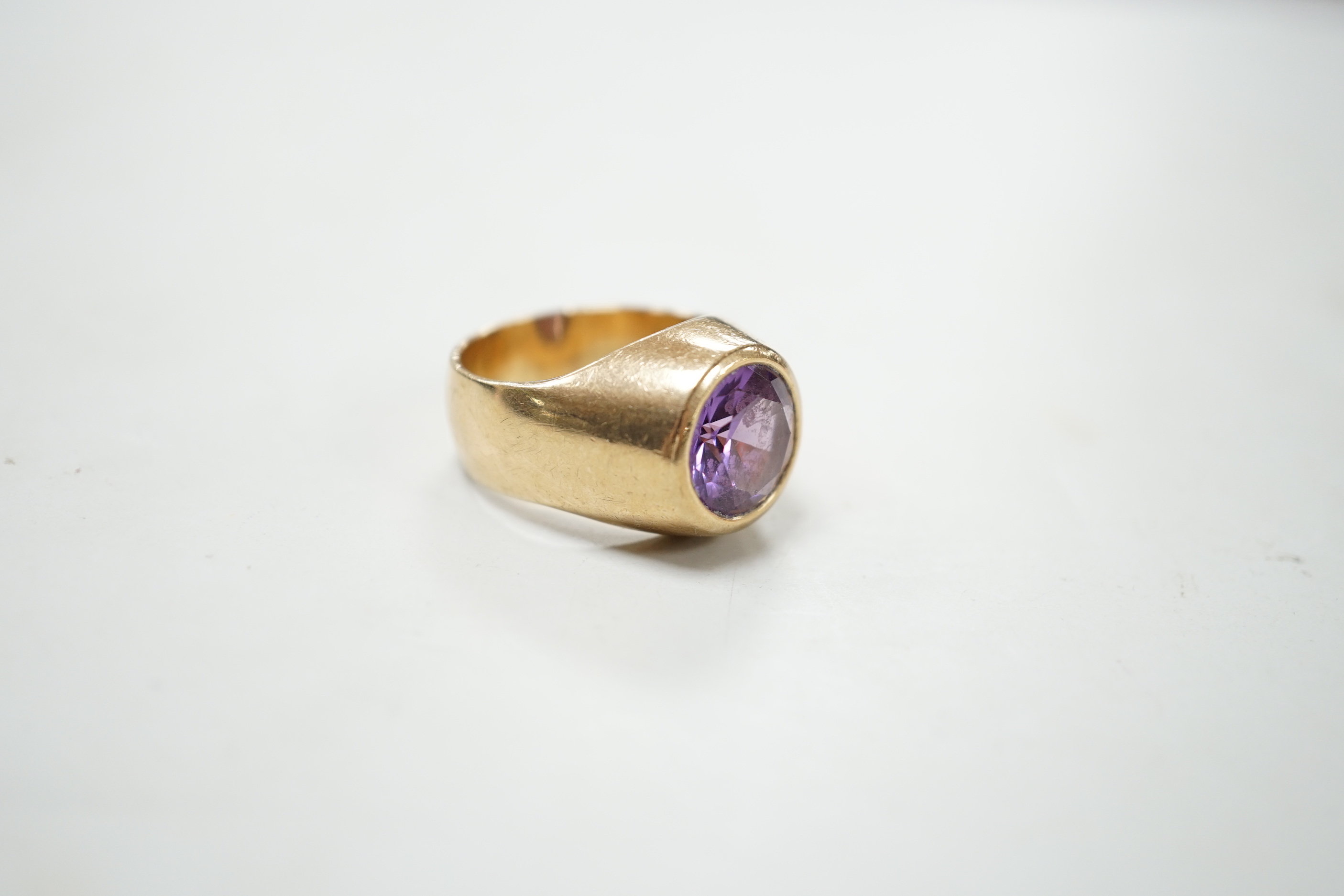 A 9ct gold and single stone synthetic colour change corundum set signet ring, size S, gross weight 18.9 grams.